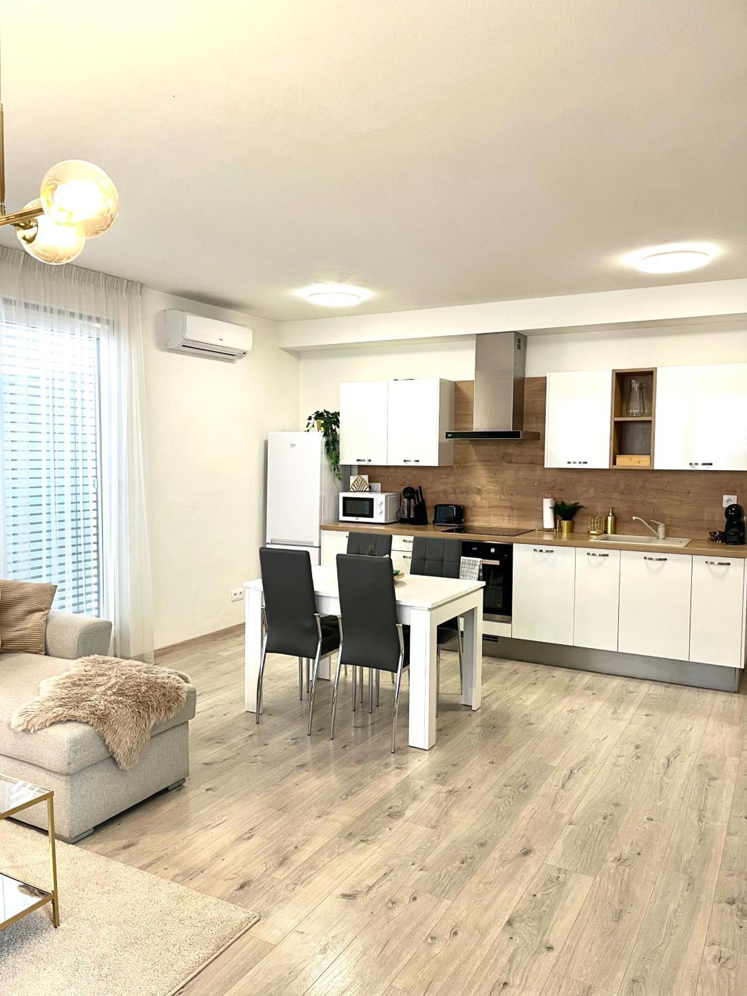 The Elite Suite II Downtown Ac & Garage Parking Bratislava Exterior photo
