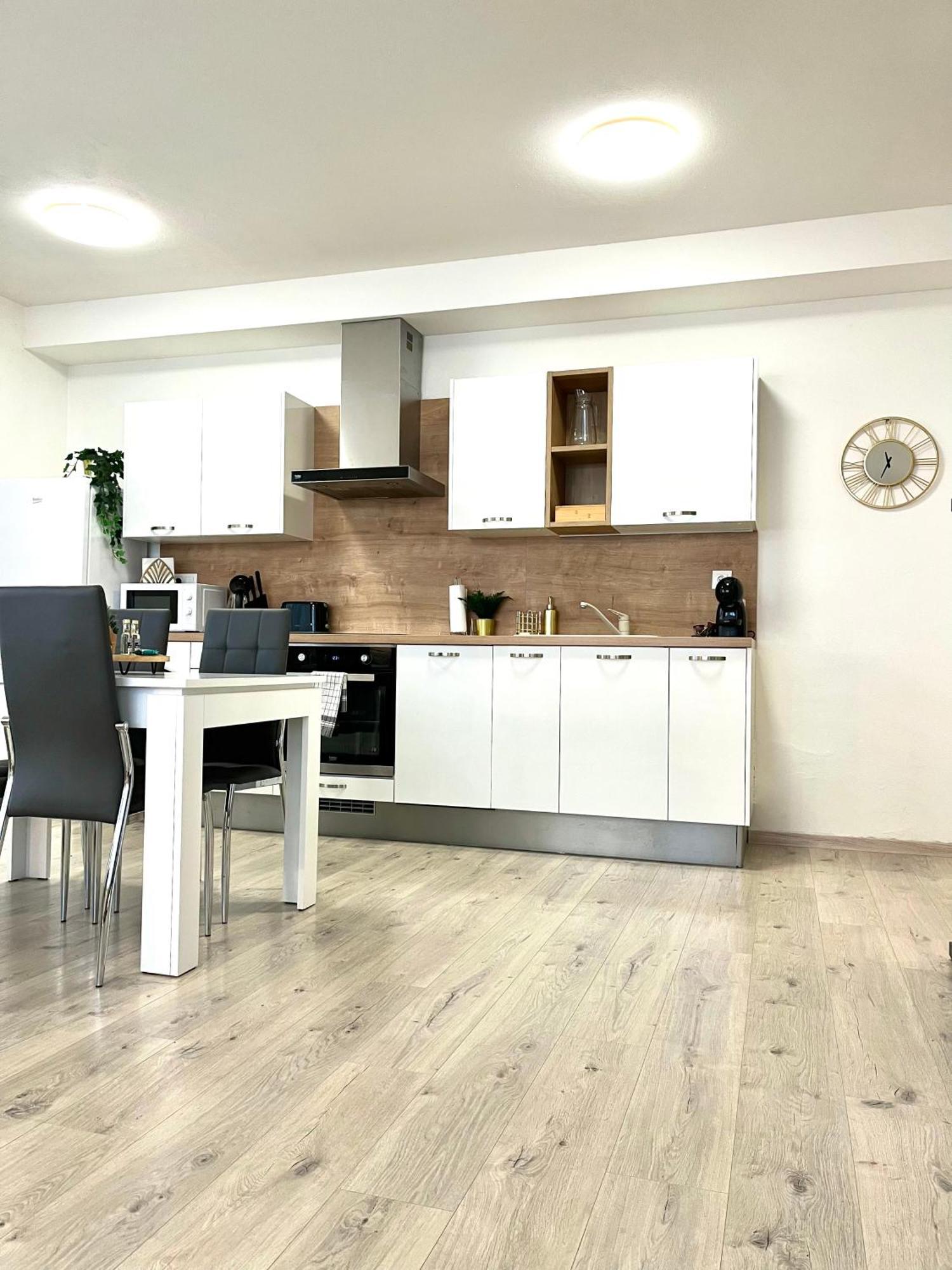 The Elite Suite II Downtown Ac & Garage Parking Bratislava Exterior photo